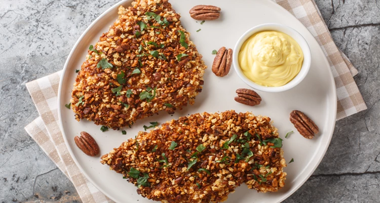 Knusprig trifft cremig – Putenschnitzel in Pekannusspanade mit Honig-Senf-Mayonnaise